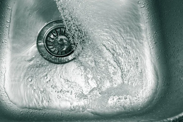 Acqua Dal Rubinetto Nel Lavandino — Foto Stock