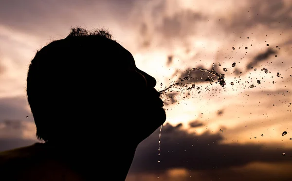 Mens Sprenkelt Water Bij Zonsondergang Het Park Natuur — Stockfoto