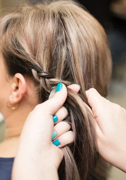 Tisser Des Tresses Dans Salon Beauté Photos Studio — Photo