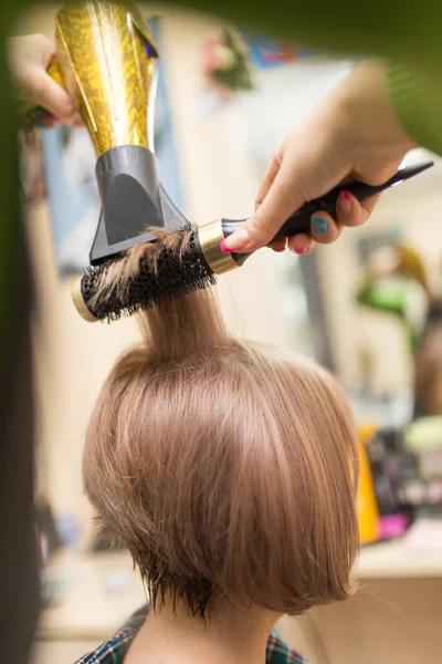 Κομμωτήριο Στεγνώνει Στεγνωτήρα Μαλλιών Ξανθά Μαλλιά — Φωτογραφία Αρχείου