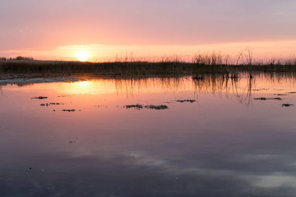 Hermoso Amanecer Del Sol Lago — Foto de Stock