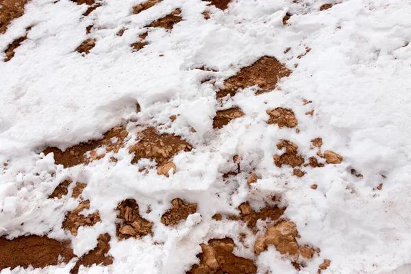 Nieve Sobre Arcilla Roja Naturaleza Parque Naturaleza —  Fotos de Stock