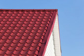 piros tető csempe a tetőn, mint egy háttér .