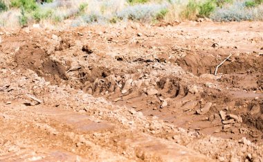 Yerdeki arabanın izi. .