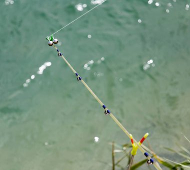 Suyun arkaplan yüzeyindeki çubuk .