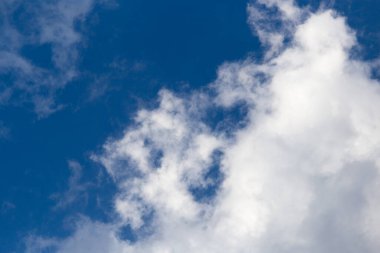 Mavi gökyüzündeki bulutlar. Doğadaki parkta.