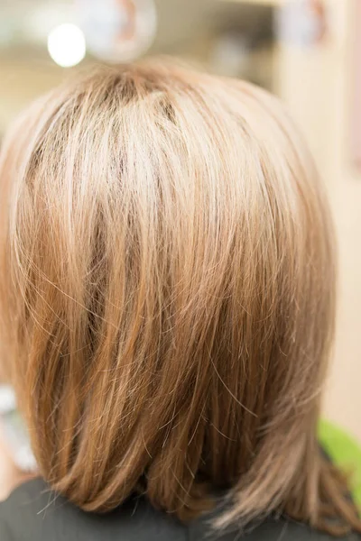 Glättete Haare Mädchen Einem Schönheitssalon — Stockfoto