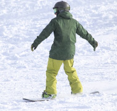 Kar üzerinde snowboard yapan insanlar. Doğadaki parkta.