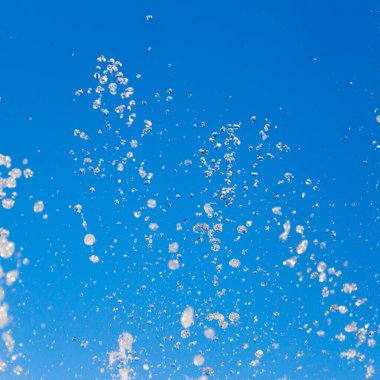 Çeşmeden akan su mavi gökyüzünün arka planında .