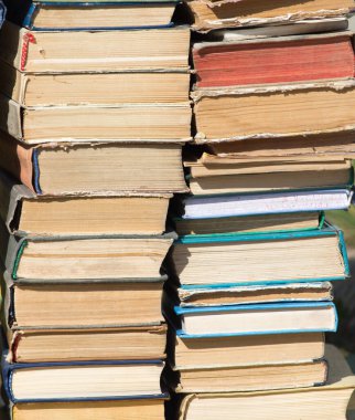 Arkaplan olarak eski kitap yığını .