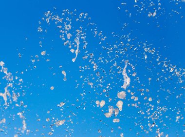 Çeşmeden akan su mavi gökyüzünün arka planında .