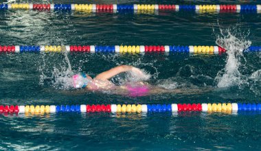 Havuzda yüzen kız. Doğadaki parkta.