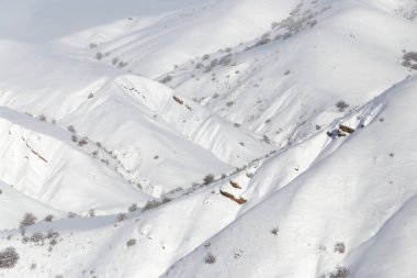 Dağlarda karlı yamaçlar. Doğadaki parkta.