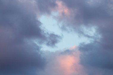 Gün batımında gökyüzünde güzel bulutlar .