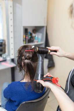 Güzellik salonunda saç kurutma. Fotoğraflar stüdyoda.