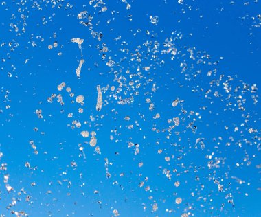 Çeşmeden akan su mavi gökyüzünün arka planında .