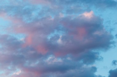 Gün batımında gökyüzünde güzel bulutlar .