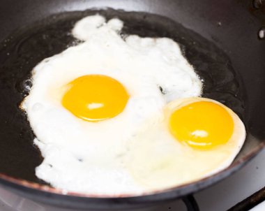 Kızartma tavasında yumurta. Fotoğraflar stüdyoda.