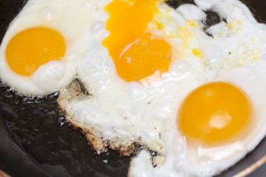 Kızartma tavasında yumurta. Fotoğraflar stüdyoda.