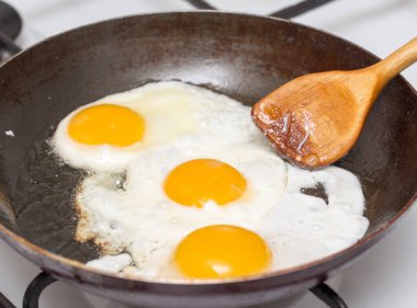Kızartma tavasında yumurta. Fotoğraflar stüdyoda.