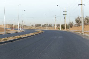 Asfalt yol. Doğadaki parkta.