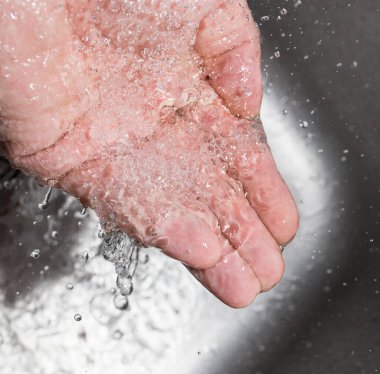 Elini lavaboya sok. .