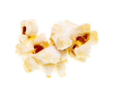 Beyaz arka planda patlamış mısır. Fotoğraflar stüdyoda.