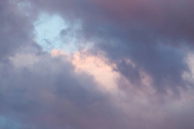 Gün batımında gökyüzünde güzel bulutlar .