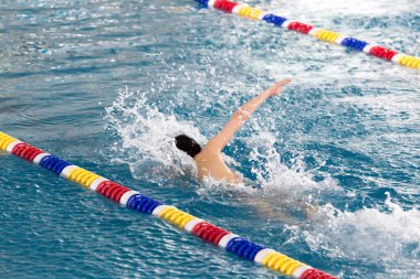 Çocuk havuza spor için giriyor. .