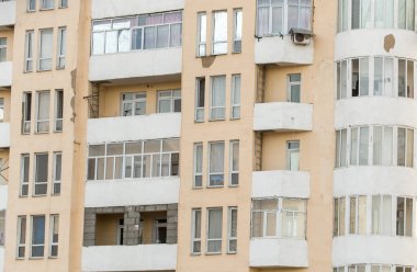 Pencereleri arka planda olan bir binanın zeminleri .