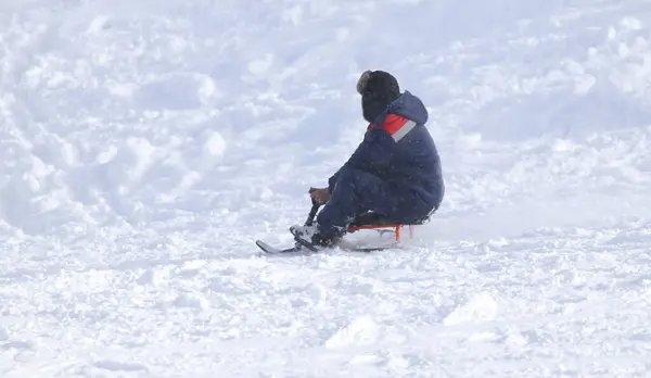 Człowiek Jeżdżący Śniegu Parku Przyrodzie — Zdjęcie stockowe