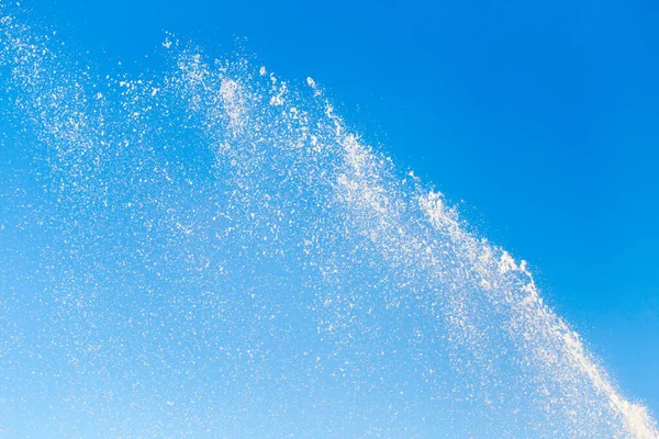 Éclaboussures Eau Fontaine Dans Fond Ciel Bleu — Photo