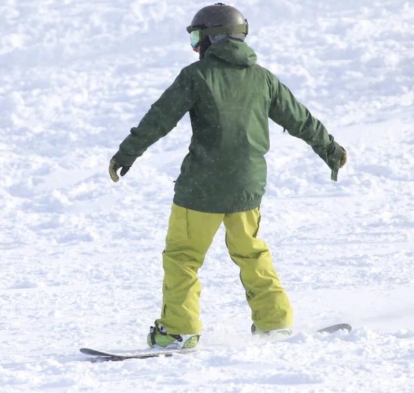 Persone Snowboard Sulla Neve Nel Parco Nella Natura — Foto Stock