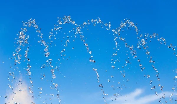 Água Salpicando Fonte Fundo Céu Azul — Fotografia de Stock