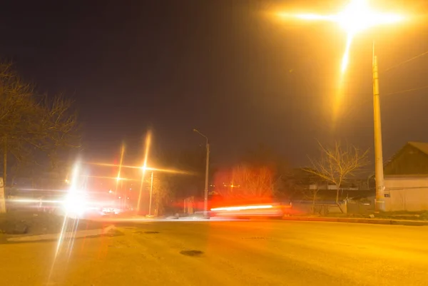 道路在夜间与移动的汽车 在大自然的公园里 — 图库照片