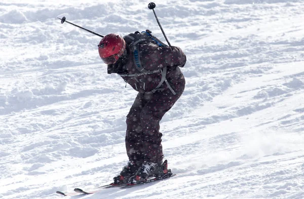 Pessoas Esquiando Neve Parque Natureza — Fotografia de Stock