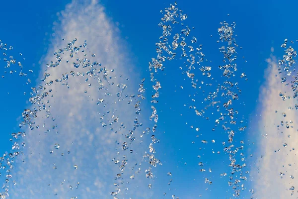 Voda Stříkající Fontány Pozadí Modré Oblohy — Stock fotografie