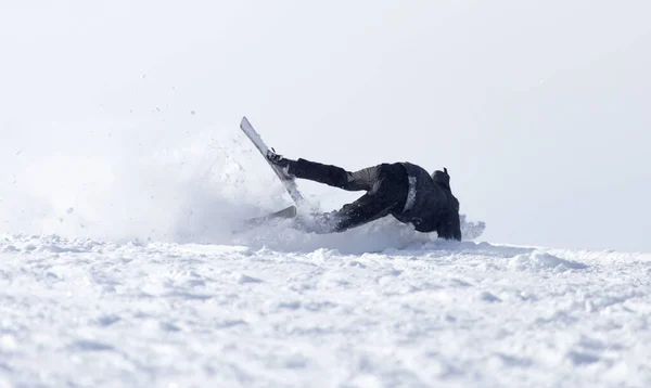 Snowboarder Πέφτει Στην Τιμή Στο Πάρκο Στη Φύση — Φωτογραφία Αρχείου
