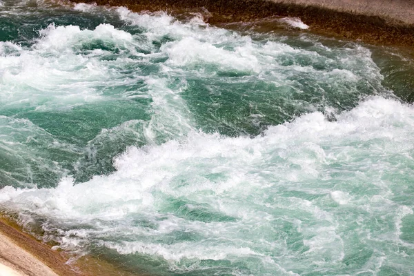 Aguas Tormentosas Del Río Como Telón Fondo — Foto de Stock