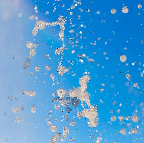 Água Salpicando Fonte Fundo Céu Azul — Fotografia de Stock