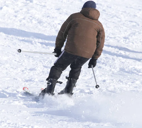 사람들은 위에서 스키를 탑니다 그대로 공원에서 — 스톡 사진