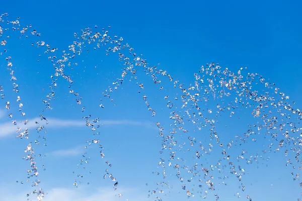 Água Salpicando Fonte Fundo Céu Azul — Fotografia de Stock