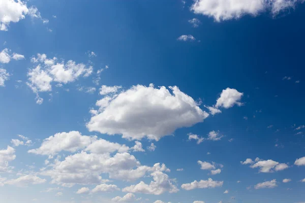 Bellissime Nuvole Contro Cielo Blu Nel Parco Nella Natura — Foto Stock