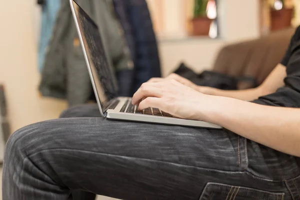 Jeune Homme Travaillant Sur Ordinateur Portable — Photo