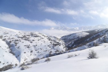 Güzel Tien-Shan dağları karda. Kışın .