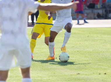 Futbol maçı. Doğadaki parkta.