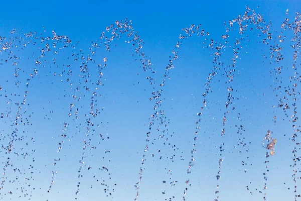 Água Salpicando Fonte Fundo Céu Azul — Fotografia de Stock