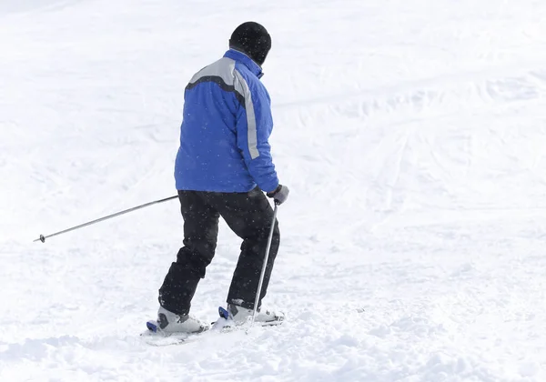 冬天人们在雪地里滑雪 — 图库照片