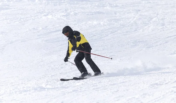 Άνθρωποι Που Κάνουν Σκι Στο Χιόνι Χειμώνα — Φωτογραφία Αρχείου