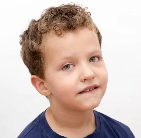白い背景をした少年の肖像画 — ストック写真